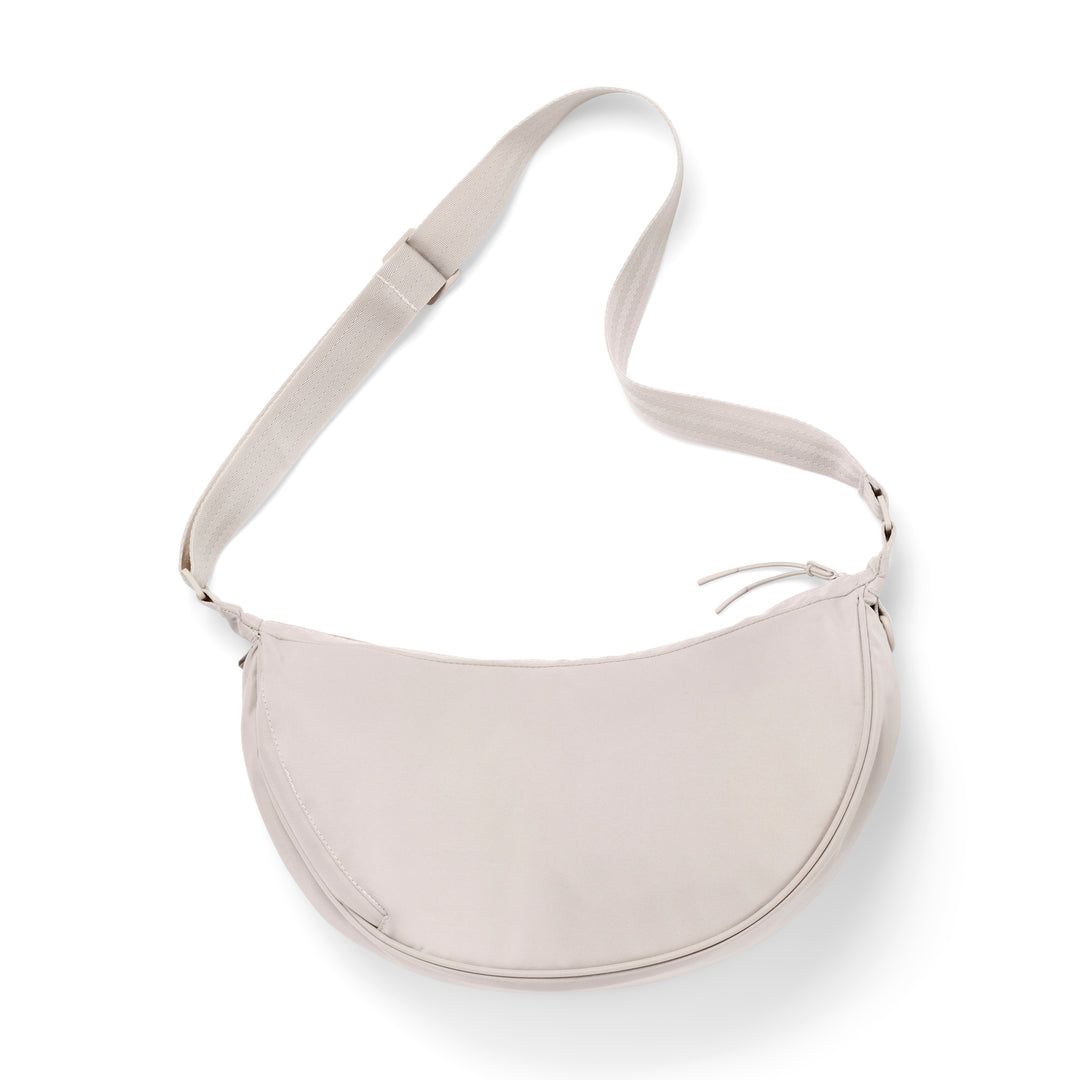 Sandfarbene Half Moon Bag Solveig Medium mit verstellbarem Schultergurt