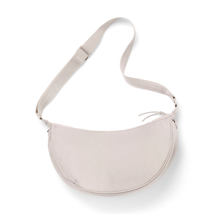 Sandfarbene Half Moon Bag Solveig Medium mit verstellbarem Schultergurt