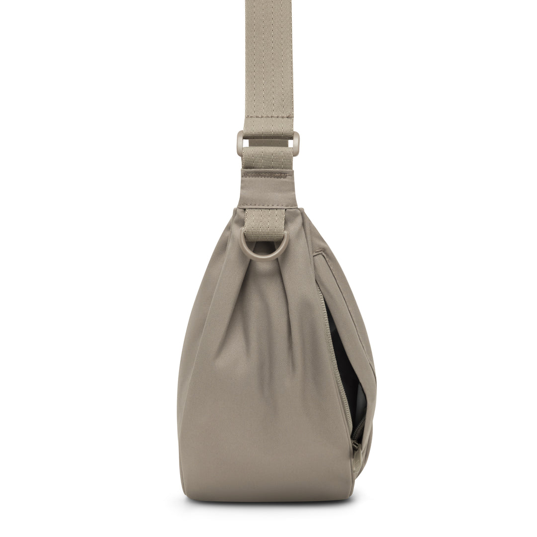 Seitliche Ansicht der halbmondförmigen Solveig Medium Tasche von LARKSON in gravel mit verstellbarem Schultergurt und Reißverschluss