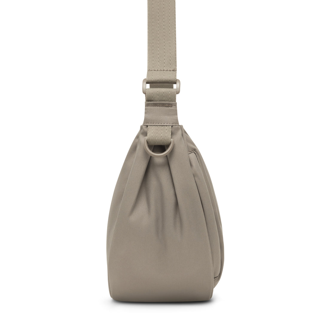 Schultertasche Half Moon Bag Solveig Medium in beige mit verstellbarem Gurt