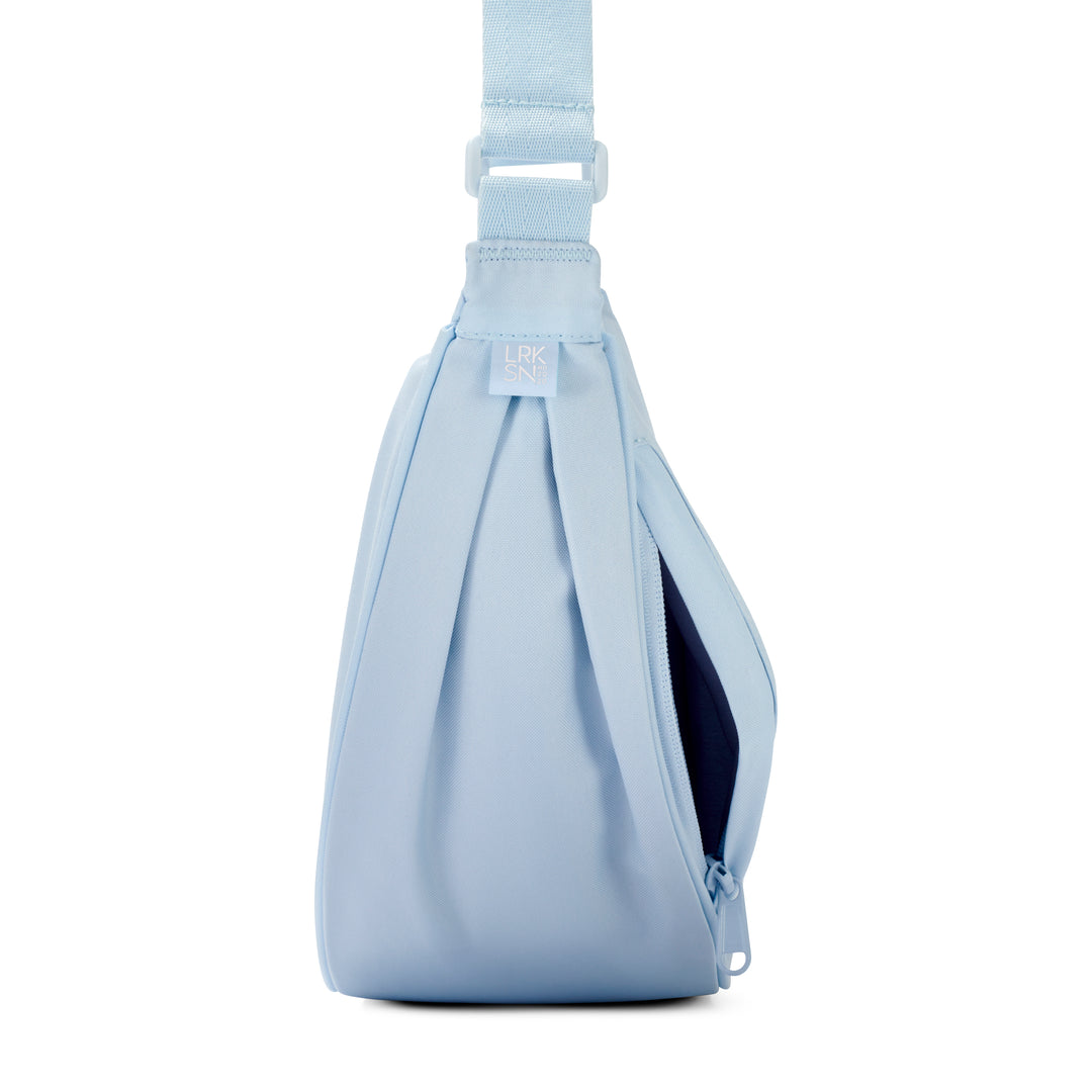 Halbmondtasche Solveig Medium in eisblau mit Reißverschluss und verstellbarem Schultergurt