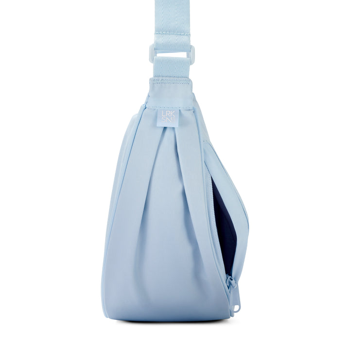 Halbmondtasche Solveig Medium in eisblau mit Reißverschluss und verstellbarem Schultergurt