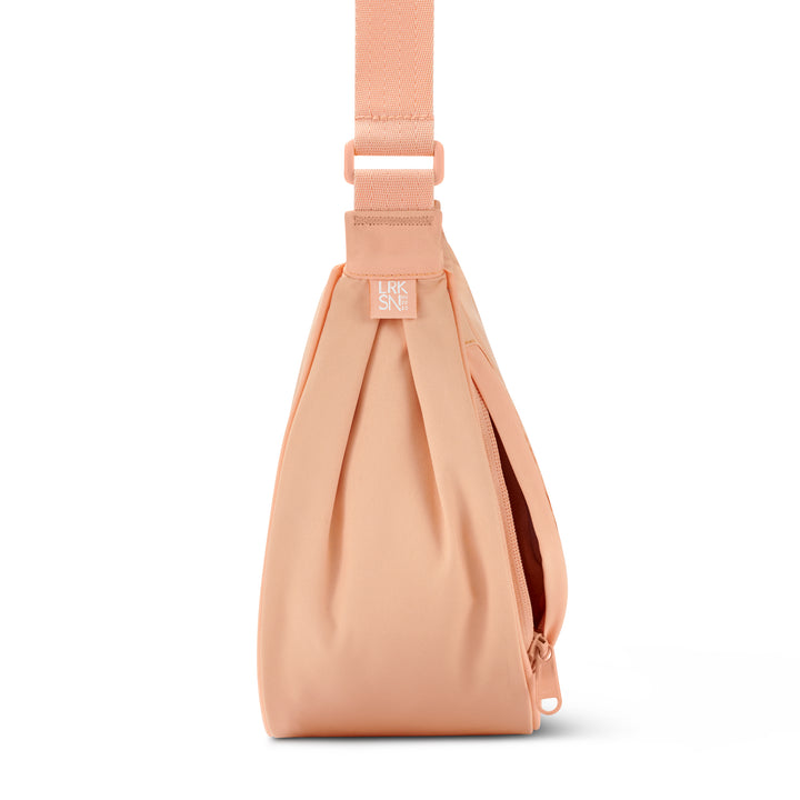 Halbmondtasche Solveig Medium in Pfirsichfarben, Schultertasche mit Reißverschluss von LARKSON