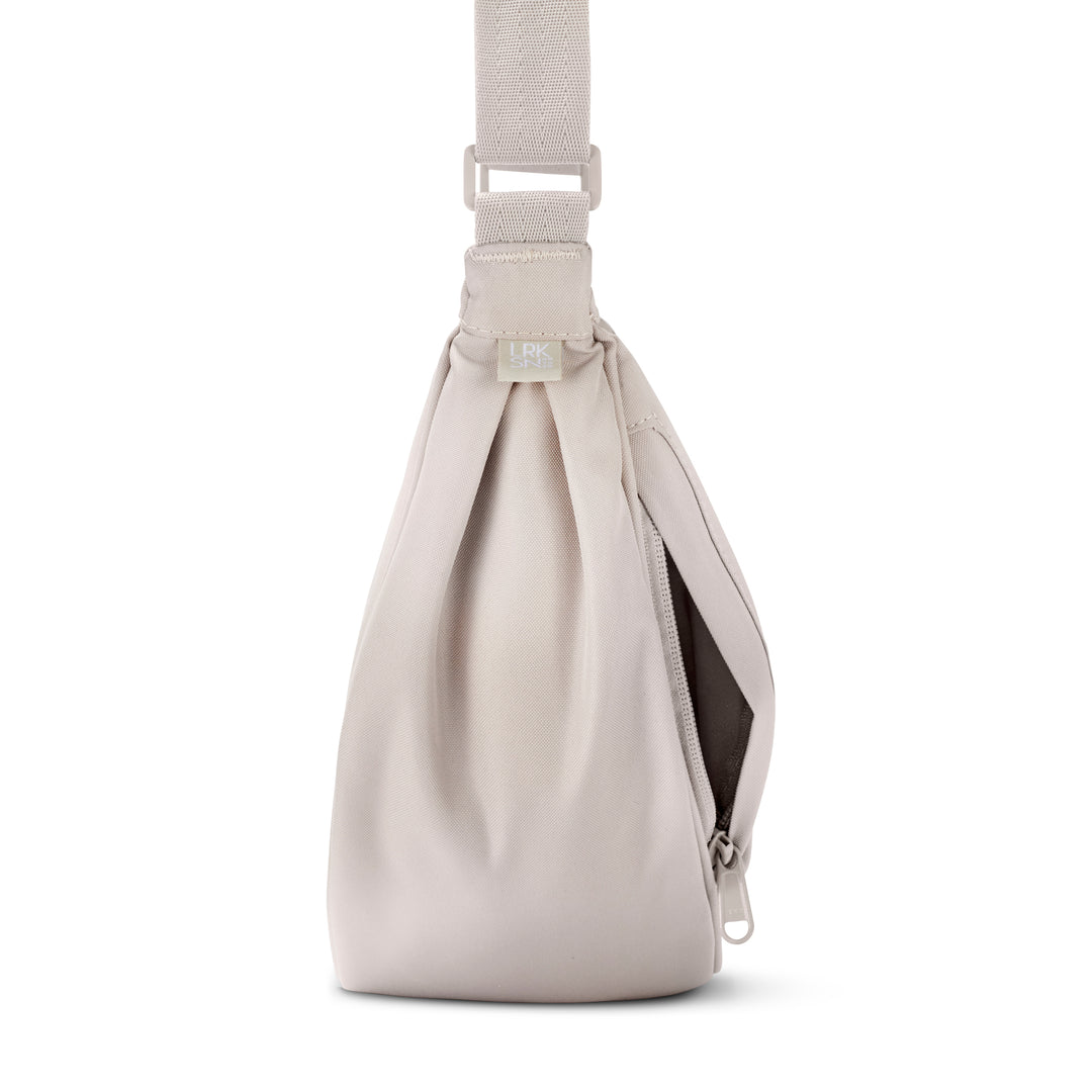 Halbmondtasche Solveig Medium von LARKSON in Sandfarben mit Reißverschluss und verstellbarem Träger