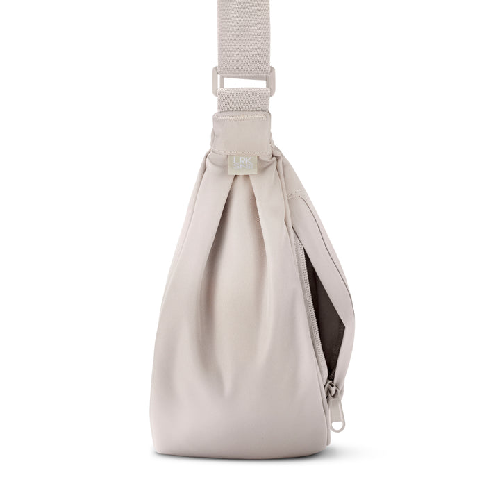 Halbmondtasche Solveig Medium von LARKSON in Sandfarben mit Reißverschluss und verstellbarem Träger