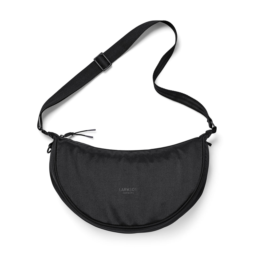 Schwarze Schultertasche Half Moon Bag Solveig Medium von LARKSON mit verstellbarem Gurt