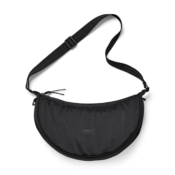 Schwarze Schultertasche Half Moon Bag Solveig Medium von LARKSON mit verstellbarem Gurt