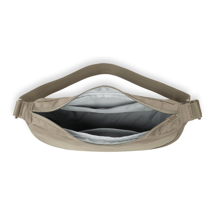 Half Moon Bag Solveig Medium Umhängetasche in Gravel mit offenem Reißverschluss und mehreren Innenfächern