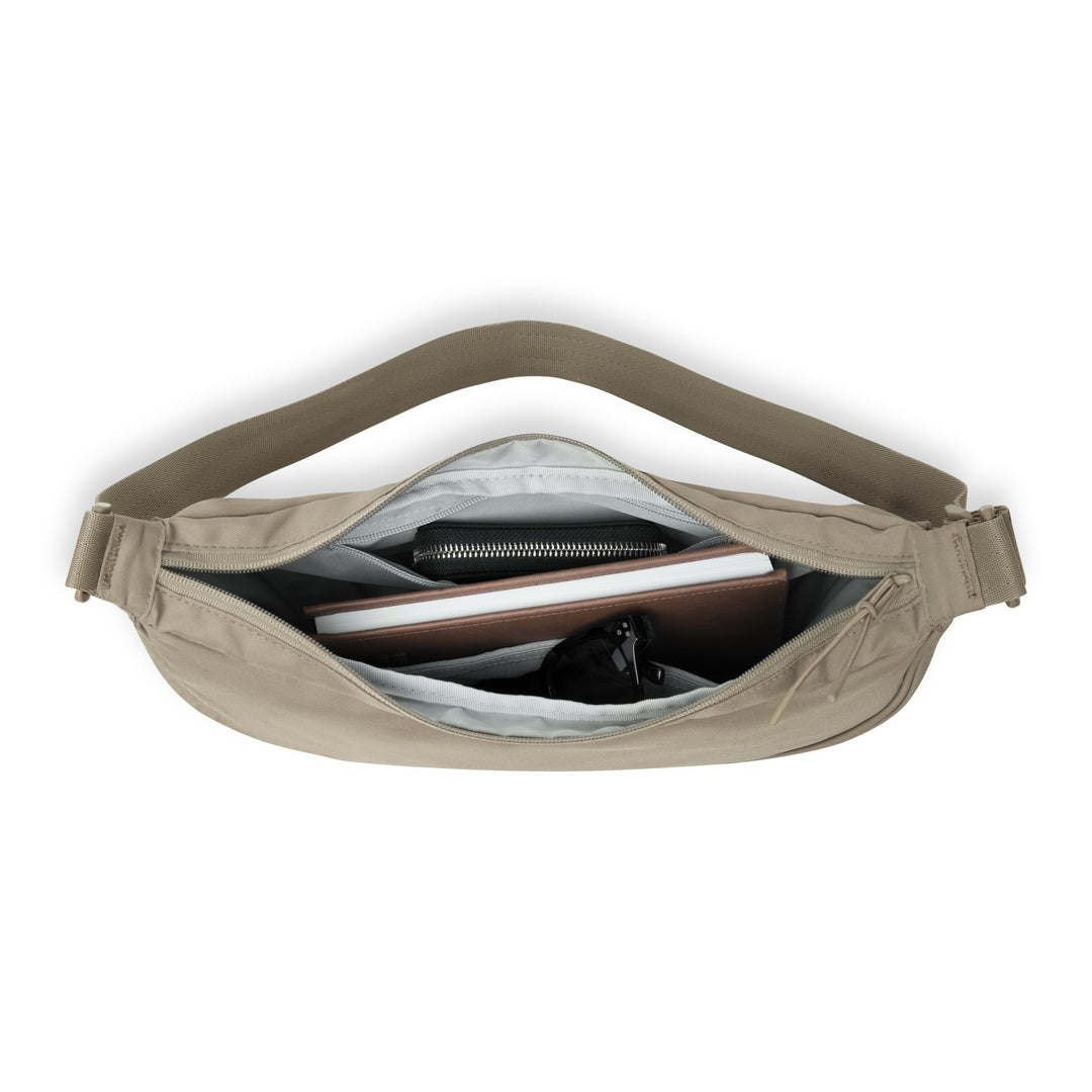 Halbmond-Tasche Solveig Medium in beige mit sichtbarem Innenfach, gefüllt mit Brieftasche, Notizbuch und Brille