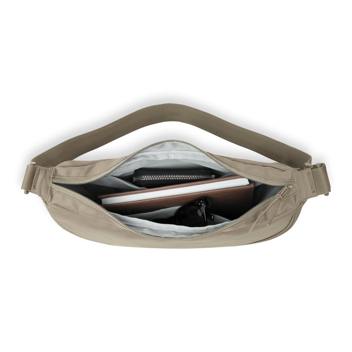 Halbmond-Tasche Solveig Medium in beige mit sichtbarem Innenfach, gefüllt mit Brieftasche, Notizbuch und Brille