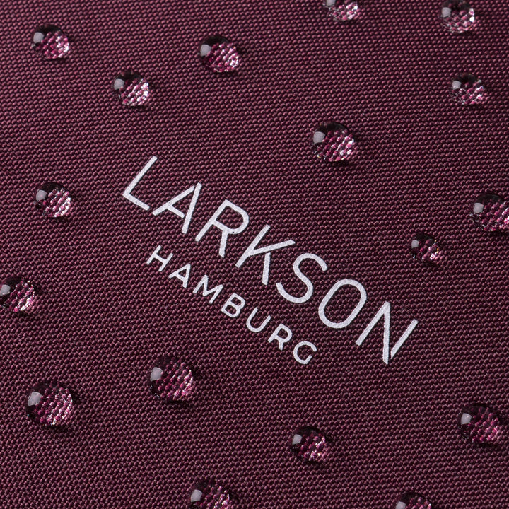 Dunkelrote wasserabweisende Stoffoberfläche mit weißen LARKSON Hamburg Logo und Wassertropfen
