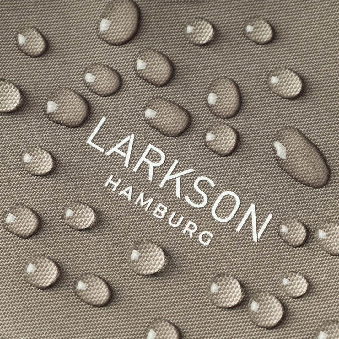 Wasserabweisendes Material mit weißen Schriftzug 'LARKSON HAMBURG' und Wassertropfen