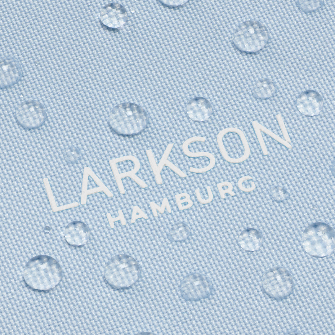Wasserabweisendes hellblaues Gewebe mit aufgedrucktem 'LARKSON HAMBURG' Schriftzug und Wasserperlen