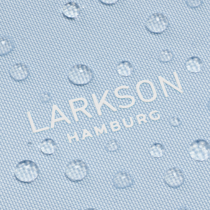 Wasserabweisendes hellblaues Gewebe mit aufgedrucktem 'LARKSON HAMBURG' Schriftzug und Wasserperlen