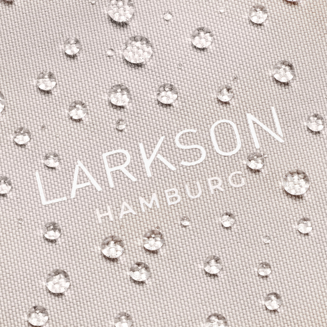 Wasserabweisender sandfarbener Stoff mit weißen Schriftzügen 'LARKSON HAMBURG' und Wassertropfen