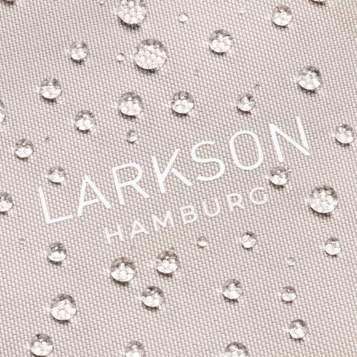 Wasserabweisender sandfarbener Stoff mit weißen Schriftzügen 'LARKSON HAMBURG' und Wassertropfen