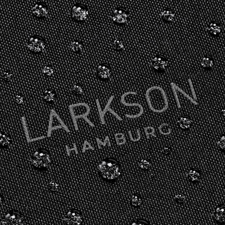 Schwarzer wasserabweisender Stoff mit 'LARKSON HAMBURG' Schriftzug und Wassertropfen