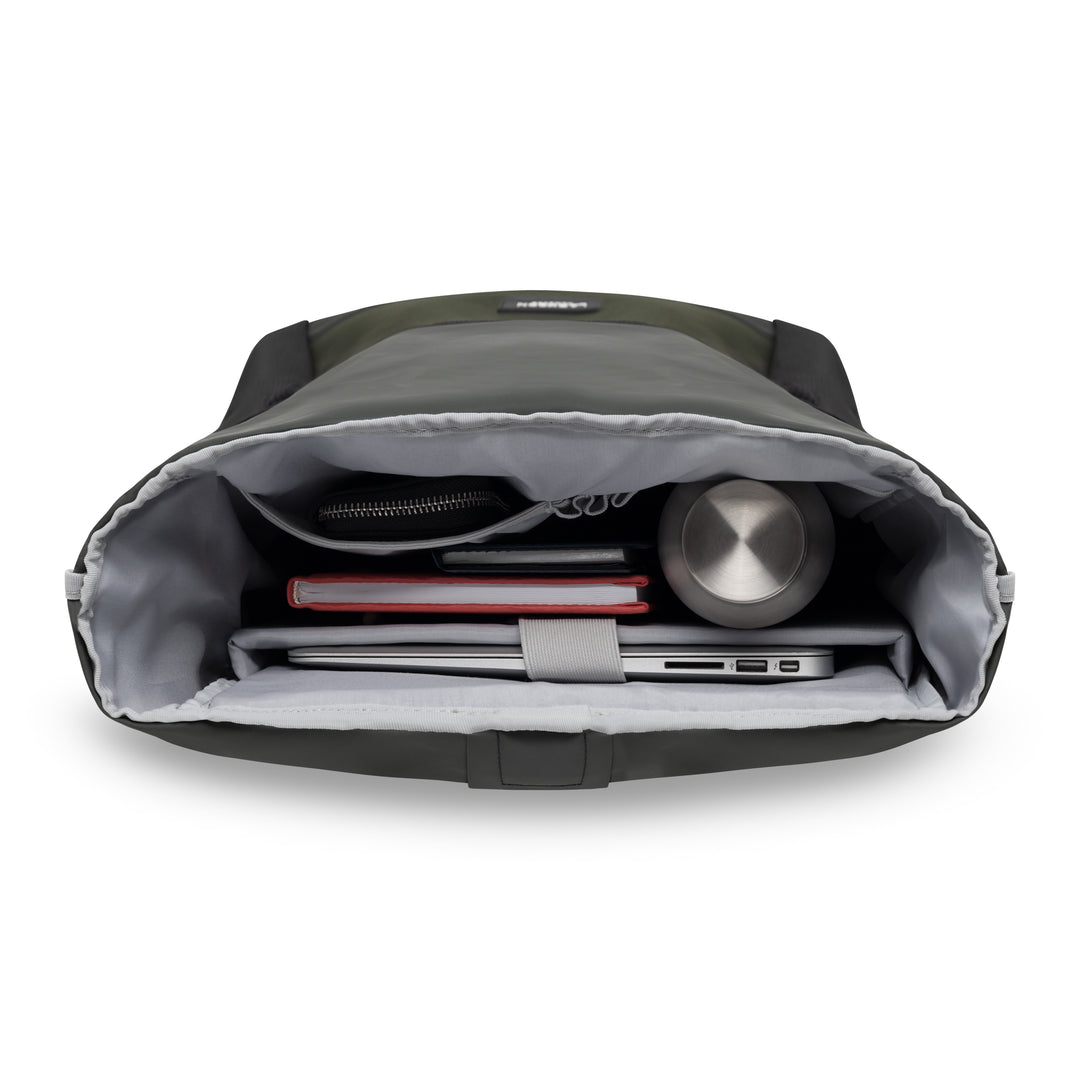 Olivefarbener LARKSON Rolltop Rucksack No 2 geöffnet mit Laptopfach, Notizbuch, Wasserflasche, Geldbörse und Smartphone im Inneren