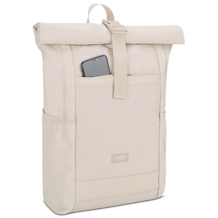Beiger Rolltop Rucksack No 2 von Larkson mit einer Fronttasche, in der ein Smartphone steckt