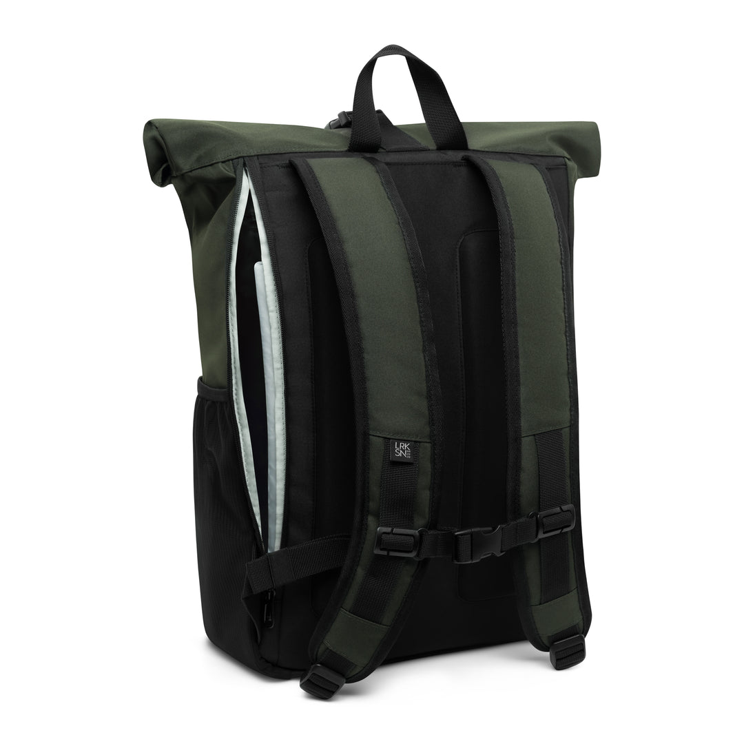LARKSON Rolltop Rucksack No 2 in Olivgrün und Schwarz, gepolsterte Rücken- und Schultergurte mit Brustverschluss, seitliche Öffnung sichtbar