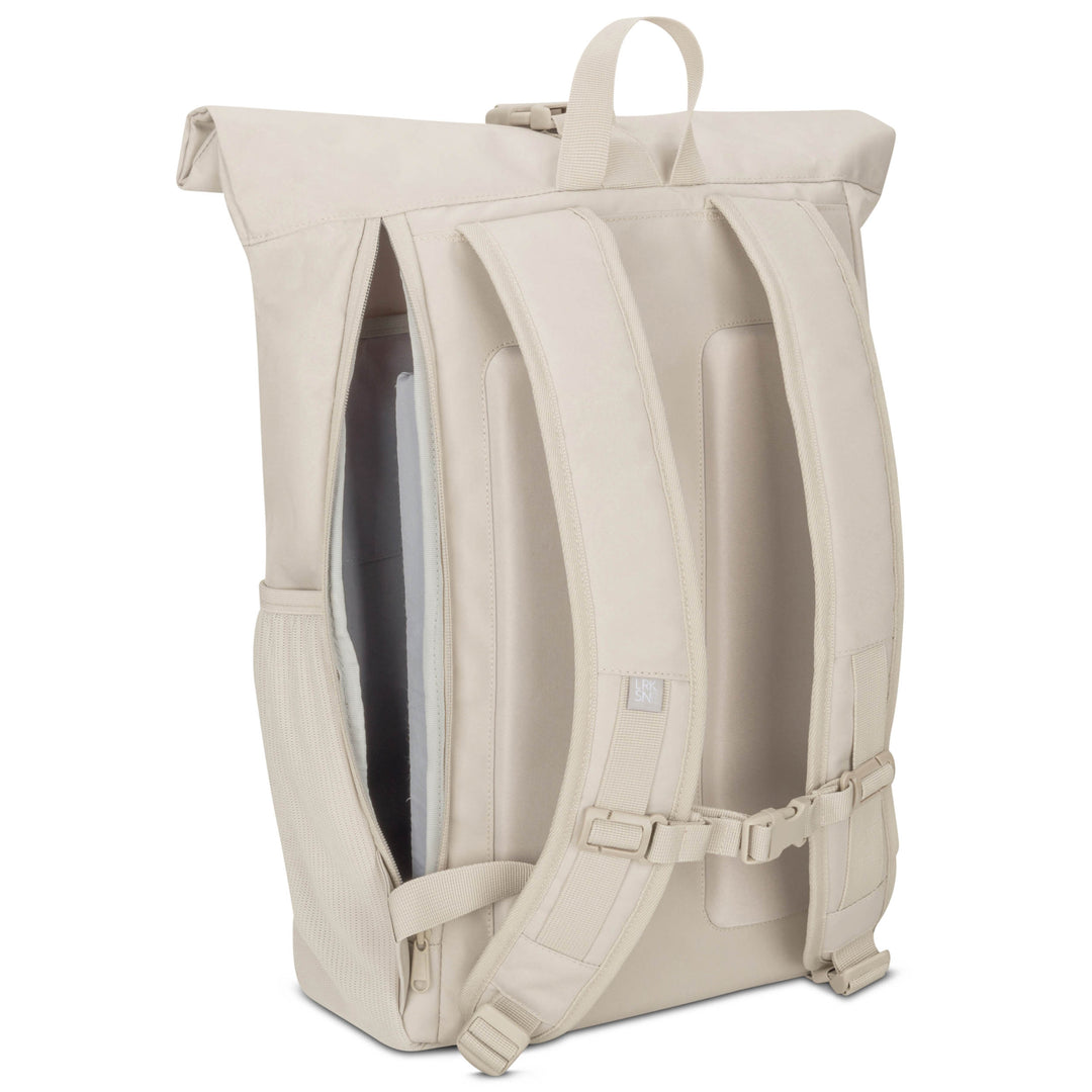 Beiger Rolltop Rucksack No 2 von Larkson mit Schnellzugriffs-Reißverschluss hinten und gepolsterten Schulterriemen