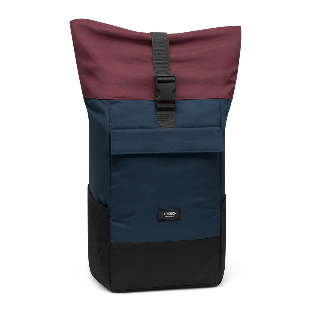 LARKSON Rolltop Rucksack No 4 in Blau und Berry mit schwarzem Boden und Verschlussriemen