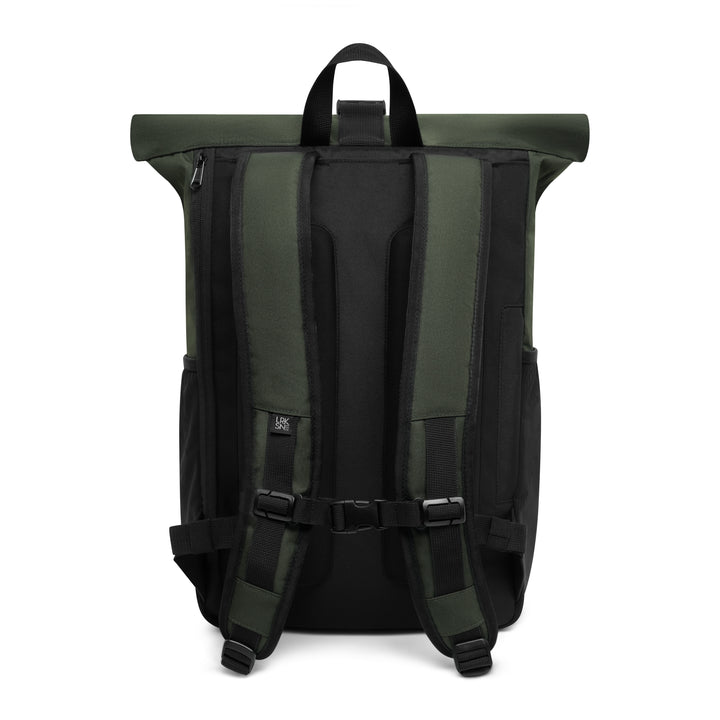 Rolltop Rucksack No 2 von LARKSON in dunkelgrün mit gepolsterten Schulterriemen und Brustgurt von hinten