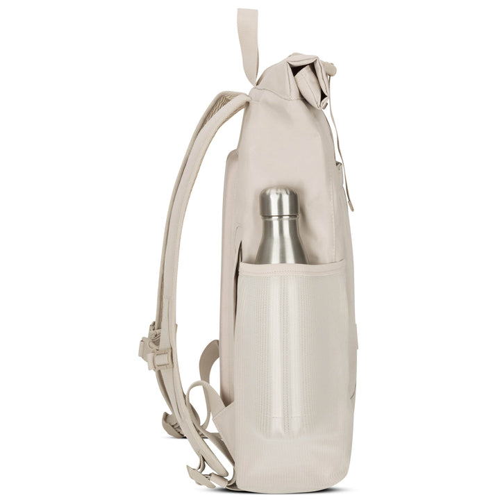 Rolltop Rucksack No 2 von LARKSON in Beige mit seitlicher Tasche und Edelstahl-Trinkflasche