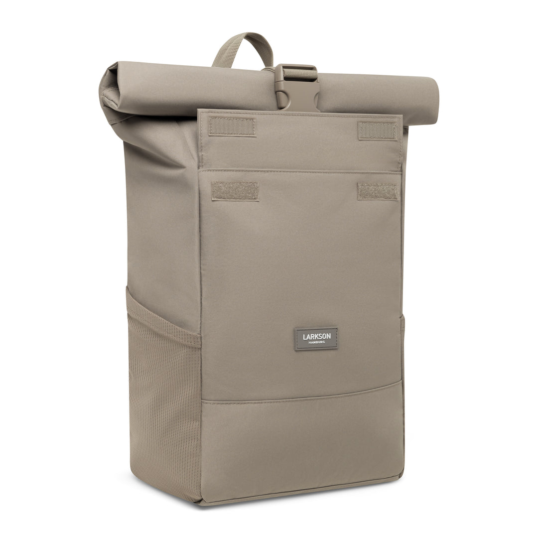 Rolltop Rucksack No 4 von Larkson in gravel-grau mit seitlichen Netzfächern und Frontverschluss mit Schnalle