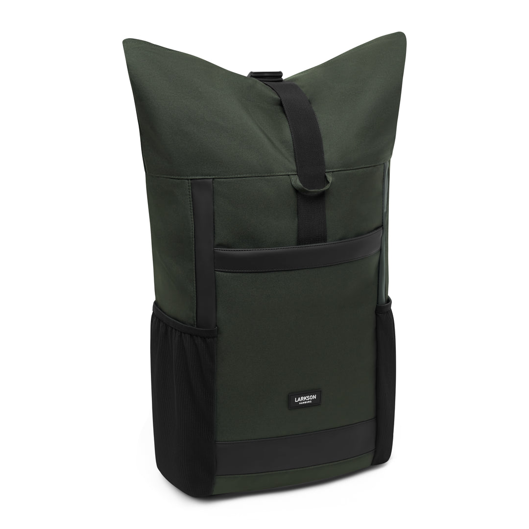 Larkson Rolltop Rucksack No 2 in Olivgrün mit schwarzem Verschluss und Seitentaschen
