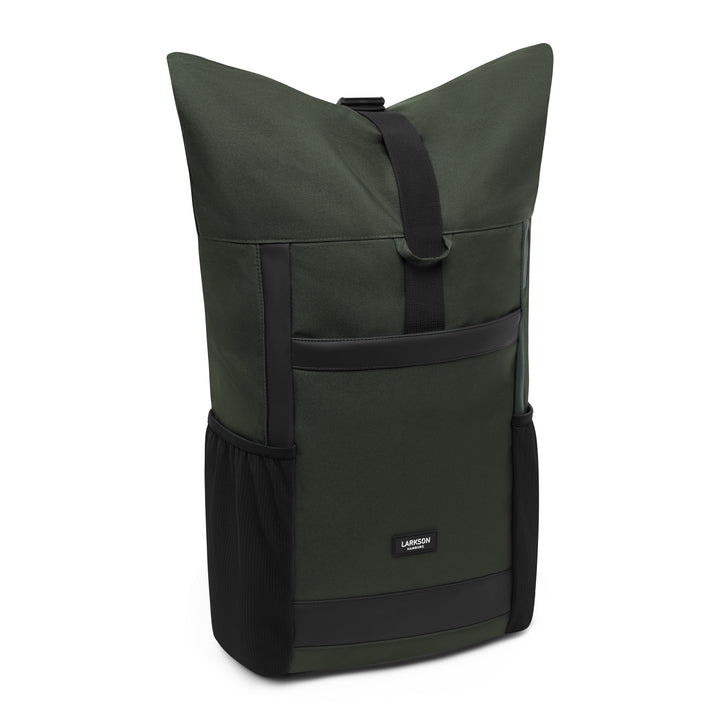 Larkson Rolltop Rucksack No 2 in Olivgrün mit schwarzem Verschluss und Seitentaschen