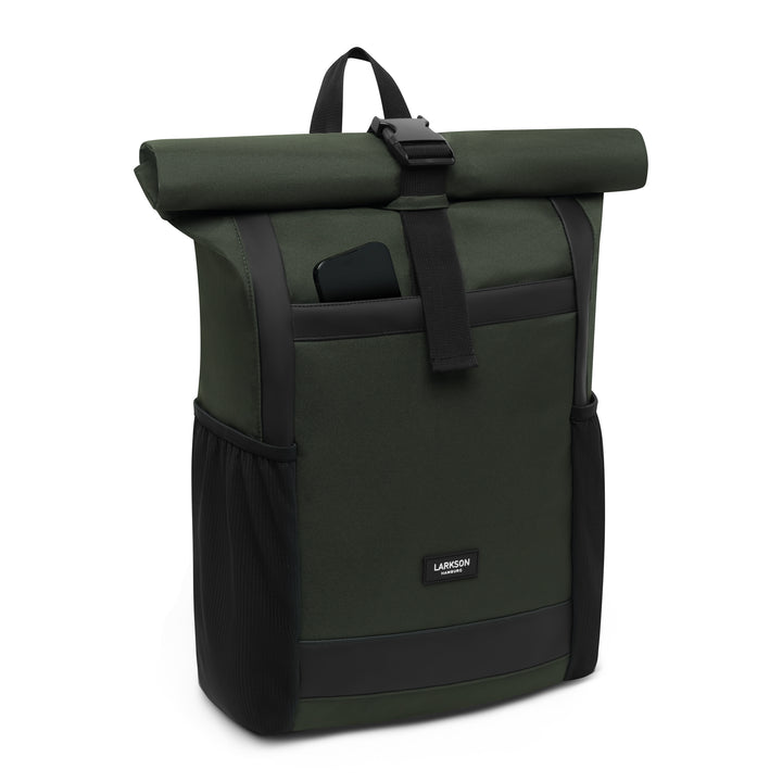 Rolltop Rucksack No 2 von LARKSON in olivgrün mit schwarzem Verschluss und seitlichen Netztaschen