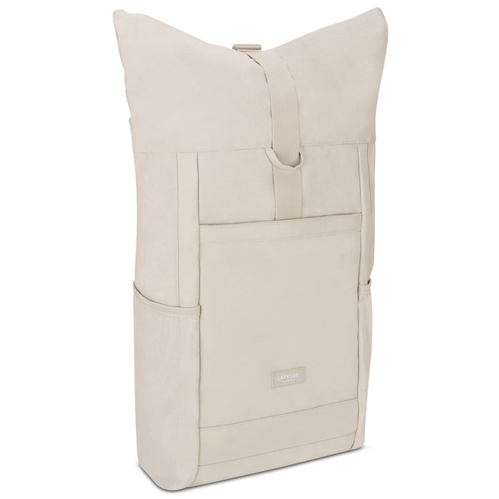 LARKSON Rolltop Rucksack No 2 in sandfarben, mit Fronttasche und seitlichen Netzfächern