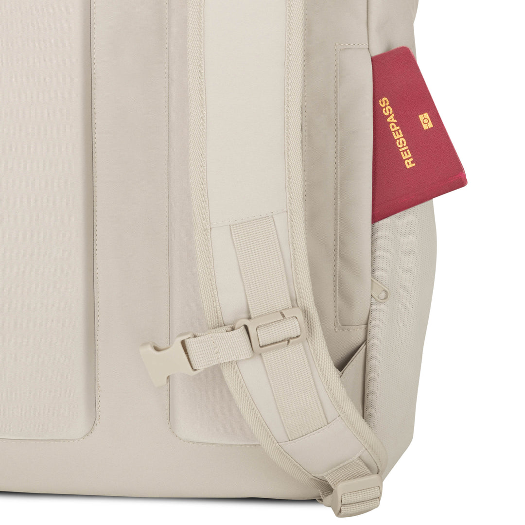Hellbeiger LARKSON Rolltop Rucksack mit verstellbarem Schultergurt und rotem Reisepass in Seitentasche