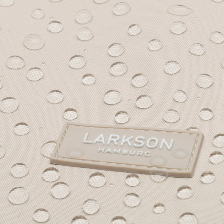Wasserabweisendes Material mit wasserabweisenden Tropfen auf dem LARKSON-Label