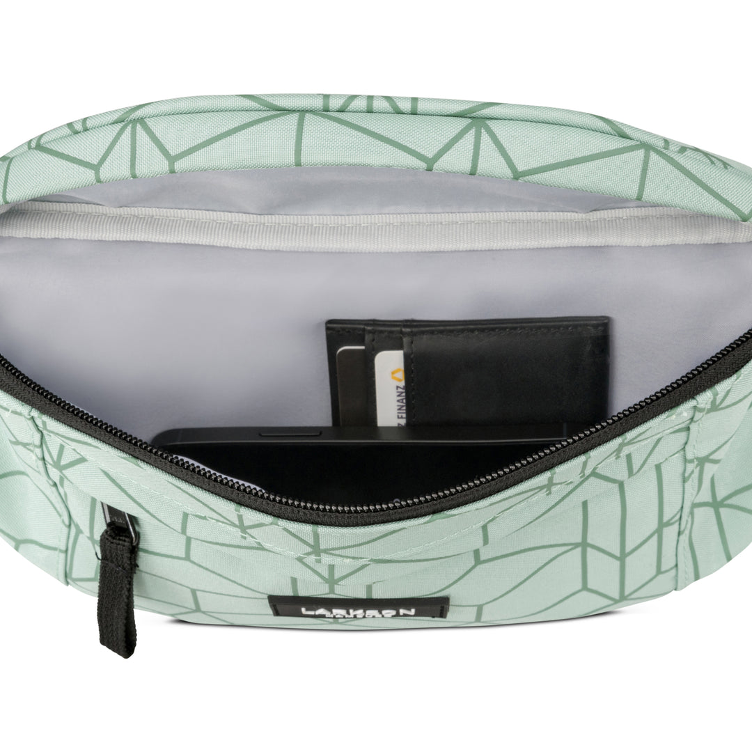 Mintgrüne Bauchtasche Ole von Larkson mit geometrischem Muster, geöffnet, zeigt Kartenetui und Smartphone innen