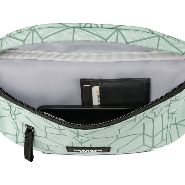 Mintgrüne Bauchtasche Ole von Larkson mit geometrischem Muster, geöffnet, zeigt Kartenetui und Smartphone innen