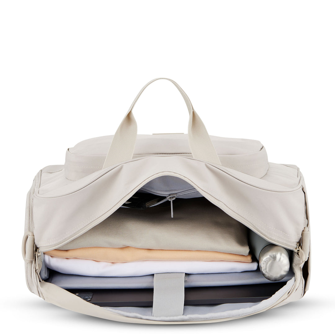 Beige LARKSON Reisetasche Finja mit Laptopfach, gefüllt mit Kleidung und einer Trinkflasche