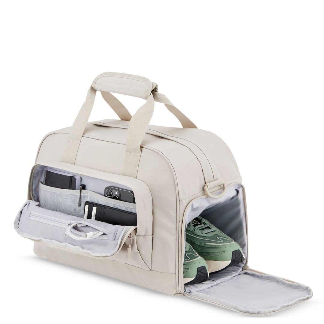 Beige Reisetasche Finja mit Schuhfach und Fronttasche mit Organizer, grüne Schuhe im Fach