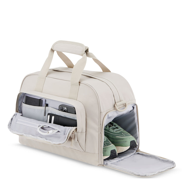 Beige Reisetasche Finja mit Schuhfach und Fronttasche mit Organizer, grüne Schuhe im Fach