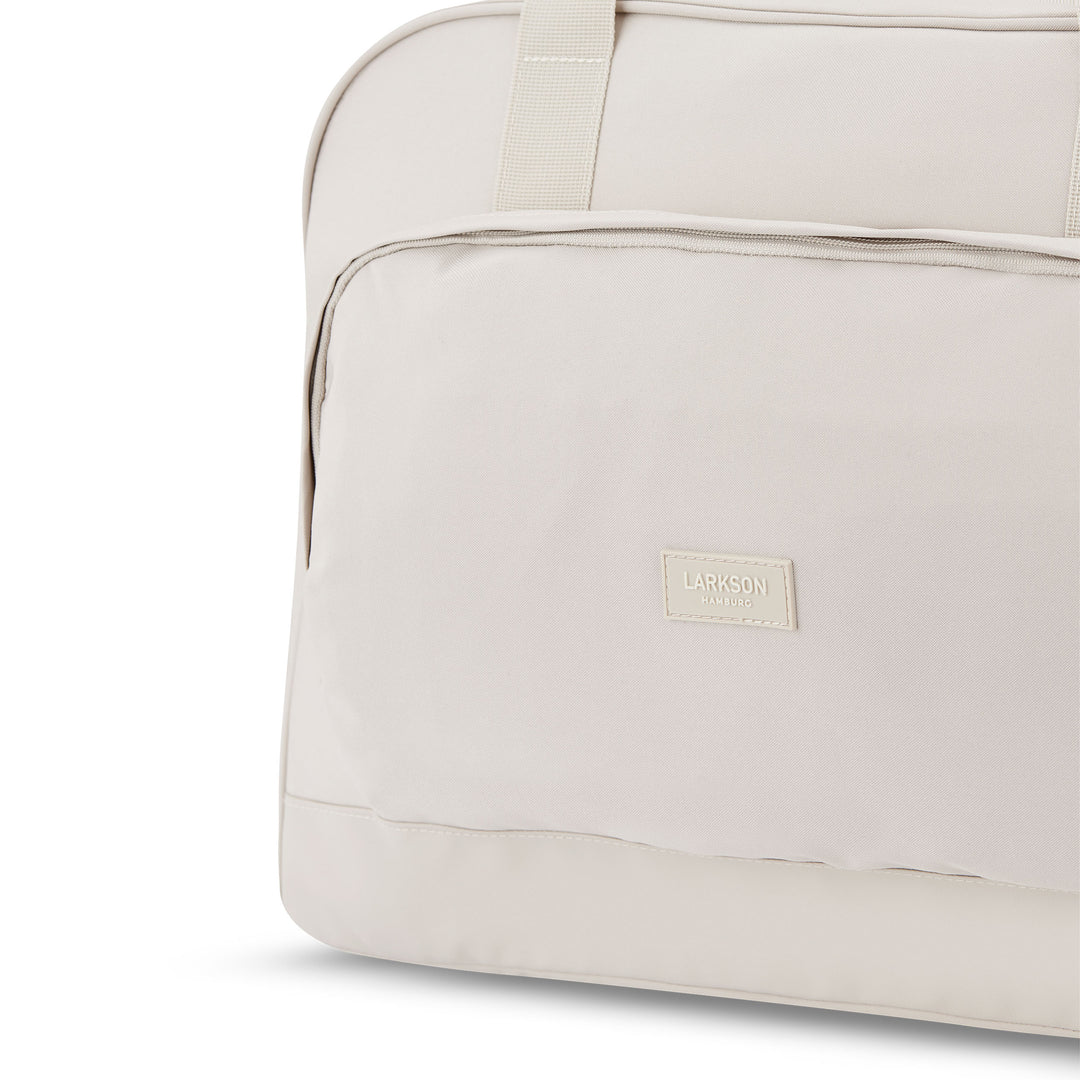 Beige LARKSON Reisetasche Finja aus robustem Material mit Vorderfach und Logoaufnäher