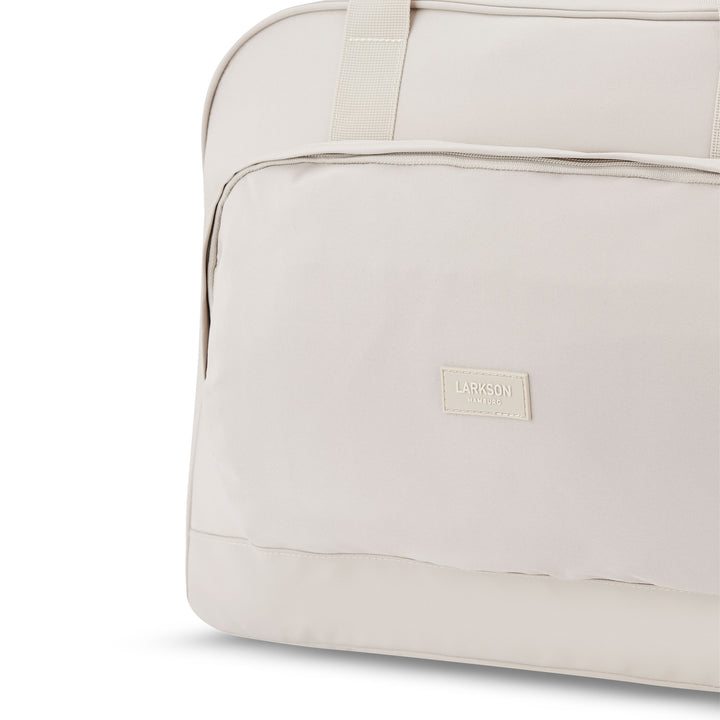 Beige LARKSON Reisetasche Finja aus robustem Material mit Vorderfach und Logoaufnäher