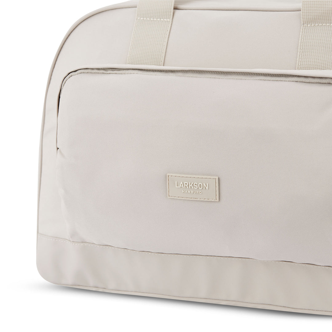 Beige nachhaltige kleine Reisetasche Finja von Larkson mit Fronttasche und Logoaufnäher