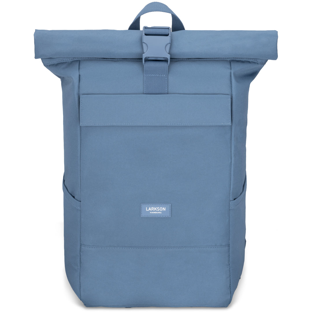 Blauer Rolltop Rucksack No 4 von LARKSON mit Verschlussriemen und Fronttasche