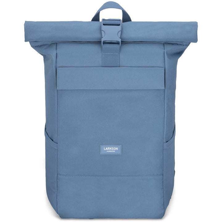 Blauer Rolltop Rucksack No 4 von LARKSON mit Verschlussriemen und Fronttasche