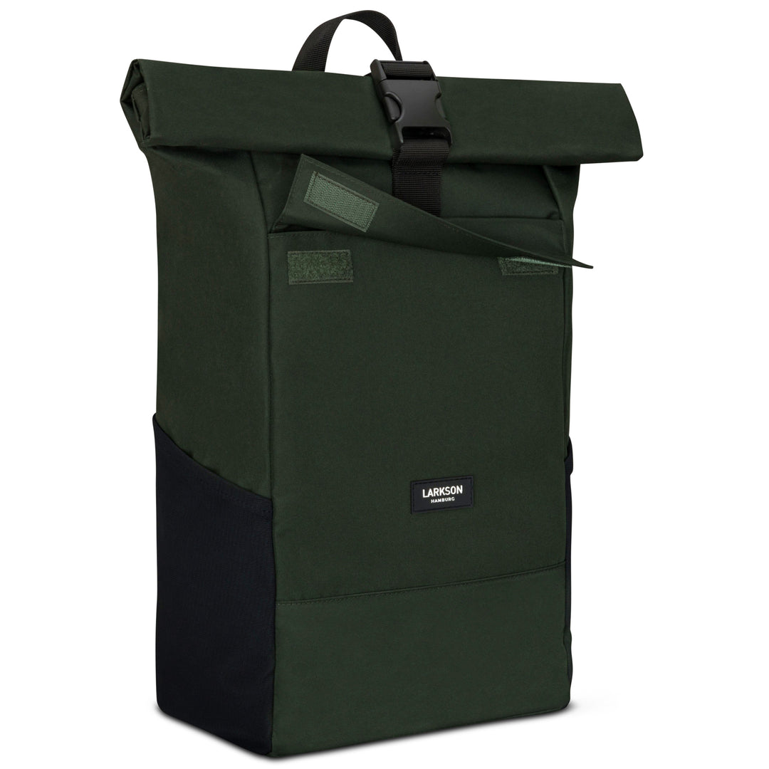 Dunkelgrüner Rolltop Rucksack No 4 von LARKSON mit schwarzem Boden und Verschlussriemen