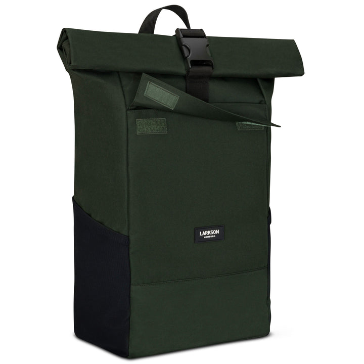Dunkelgrüner Rolltop Rucksack No 4 von LARKSON mit schwarzem Boden und Verschlussriemen