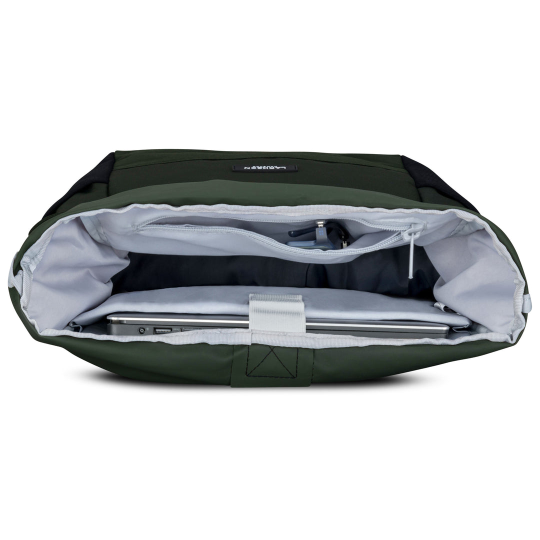 Rolltop Rucksack No 4 in dunklem Grün mit geöffnetem Hauptfach, Innenfach für Laptop und kleinen Reißverschlusstasche