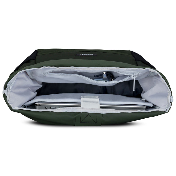 Rolltop Rucksack No 4 in dunklem Grün mit geöffnetem Hauptfach, Innenfach für Laptop und kleinen Reißverschlusstasche