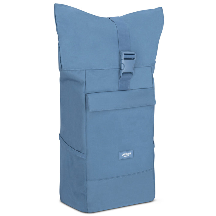 Blauer Rolltop-Rucksack No 4 von LARKSON mit Schnallenverschluss und Fronttasche